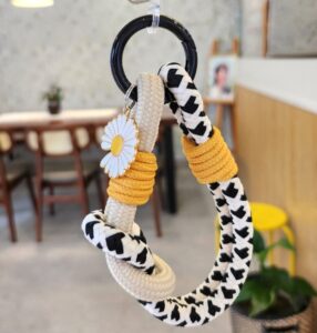 18. Beige & Black Daisy Flower